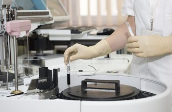 Már gőzerővel dolgoznak a vírusellenes magyar szeren